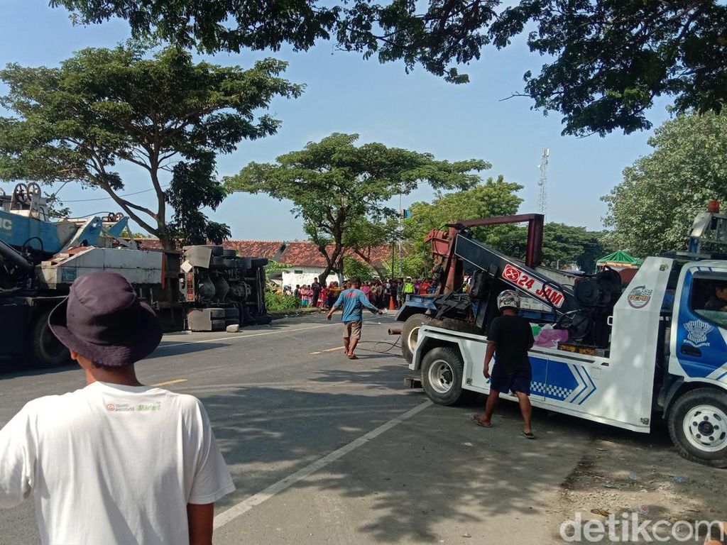 Evakuasi Truk Laka Beruntun di Pantura Rembang, Alat Berat Dikerahkan Evakuasi Truk Laka Beruntun di Pantura Rembang, Alat Berat Dikerahkan