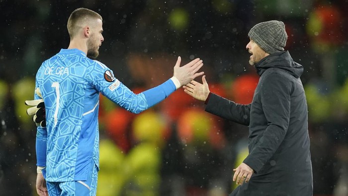 Manchester Uniteds head coach Erik ten Hag congratulates Manchester Uniteds goalkeeper David de Gea after the Europa League round of 16 first leg soccer match between Manchester United and Real Betis at the Old Trafford stadium in Manchester, Thursday, March 9, 2023. (AP Photo/Dave Thompson)