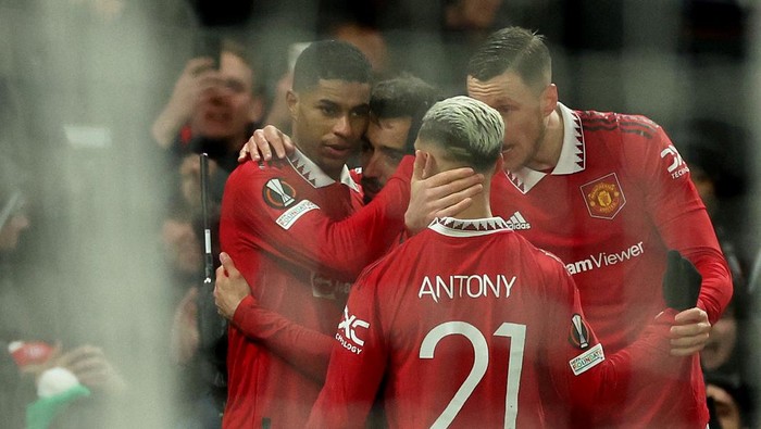 Soccer Football - Europa League - Round of 16 - First Leg - Manchester United v Real Betis - Old Trafford, Manchester, Britain - March 9, 2023 Manchester Uniteds Marcus Rashford celebrates scoring their first goal with teammates REUTERS/Phil Noble
