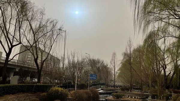 Matahari Biru Muncul di Beijing China, Kok Bisa?