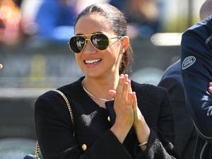 Gaya Meghan Markle Pakai Tas Rp 98 Juta Setelah Anak Dapat Gelar Kerajaan