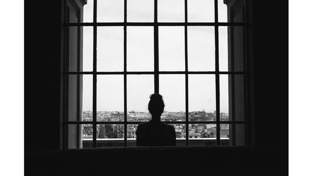 ilustrasi seorang perempuan yang terlihat sedih