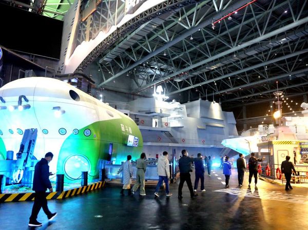 Mengunjungi Museum Militer Dunia Aurai di China