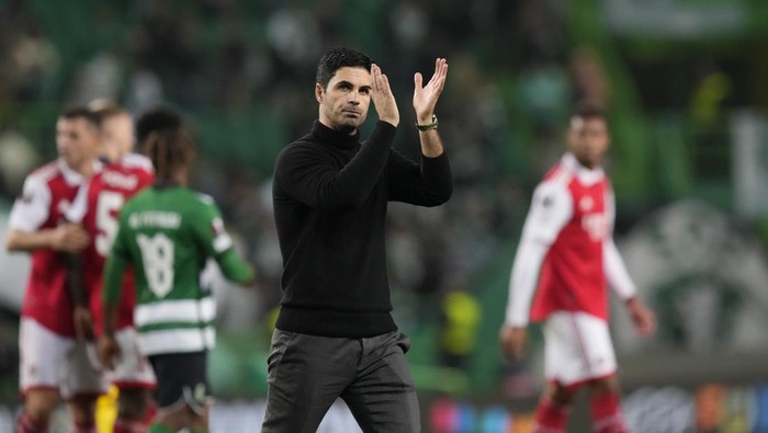 Arsenals manager Mikel Arteta waves fans at the end of the Europa League round of 16, first leg, soccer match between Sporting CP and Arsenal at the Alvalade stadium in Lisbon, Thursday, March 9, 2023. (AP Photo/Armando Franca)