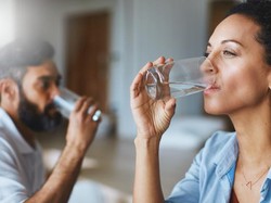 10 Cara Membersihkan Usus Kotor, Minum Air Garam-Teh Jahe