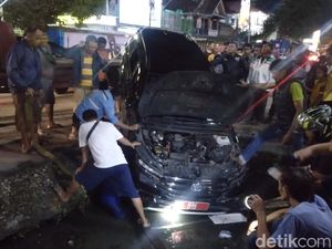 Mobil Dinas Pemprov Gorontalo Terperosok ke Drainase, Sopir Hilang Kendali Mobil Dinas Pemprov Gorontalo Terperosok ke Drainase, Sopir Hilang Kendali
