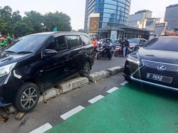 Mobil Tabrak Beton Pembatas Jalur Sepeda di Jalan Sudirman