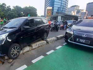 Mobil Tabrak Beton Pembatas Jalur Sepeda di Jalan Sudirman Mobil Tabrak Beton Pembatas Jalur Sepeda di Jalan Sudirman