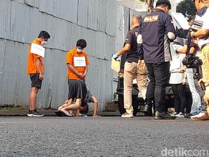 Momen Shane Lukas Peragakan Sikap Tobat di Rekonstruksi, Warga Riuh Momen Shane Lukas Peragakan Sikap Tobat di Rekonstruksi, Warga Riuh