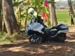 Moge Polisi Terpeleset saat Kawal Jokowi di Jalan Becek, Bawa Moge Memang Tak Mudah