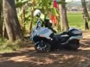 Moge Polisi Terpeleset saat Kawal Jokowi di Jalan Becek, Bawa Moge Memang Tak Mudah Moge Polisi Terpeleset saat Kawal Jokowi di Jalan Becek, Bawa Moge Memang Tak Mudah
