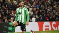 Real Betis menyamakan skor melalui Ayoze Perez setelah melewati setengah jam sehingga menandai kedudukan seimbang di akhir babak pertama.  