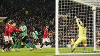 Usai turun minum, MU mencetak tiga gol tambahan dari Antony, Bruno Fernandes, dan Wout Weghorst.  