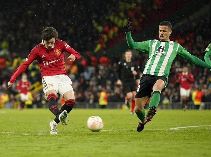 Manchester Uniteds Facundo Pellistri, left, has a shot during the Europa League round of 16 first leg soccer match between Manchester United and Real Betis at the Old Trafford stadium in Manchester, Thursday, March 9, 2023. (AP Photo/Dave Thompson)