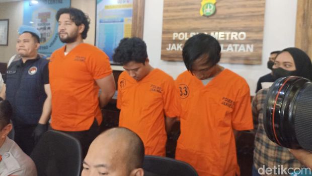 Penampakan artis Ammar Zoni usai ditangkap dan ditampilkan di Polres Metro Jaksel (Wildan N/detikcom)