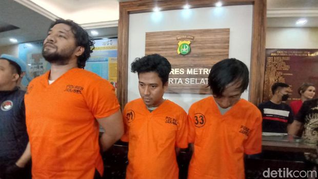 Penampakan artis Ammar Zoni usai ditangkap dan ditampilkan di Polres Metro Jaksel (Wildan N/detikcom)