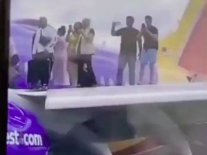 Duh! Penumpang Ini Selfie di Sayap Pesawat yang Mendarat Darurat