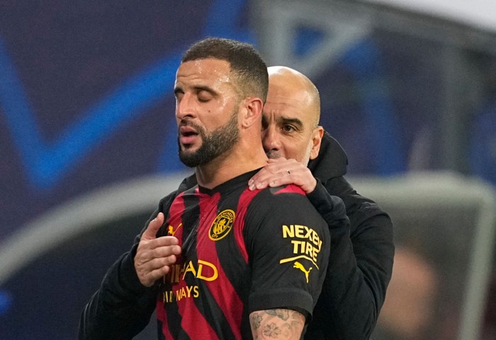 LEIPZIG, GERMANY - FEBRUARY 22: Kyle Walker of Manchester City and Pep Guardiola of Manchester City talk to each other during the UEFA Champions League round of 16 leg one match between RB Leipzig and Manchester City at Red Bull Arena on February 22, 2023 in Leipzig, Germany. (Photo by Ulrik Pedersen/DeFodi Images via Getty Images)