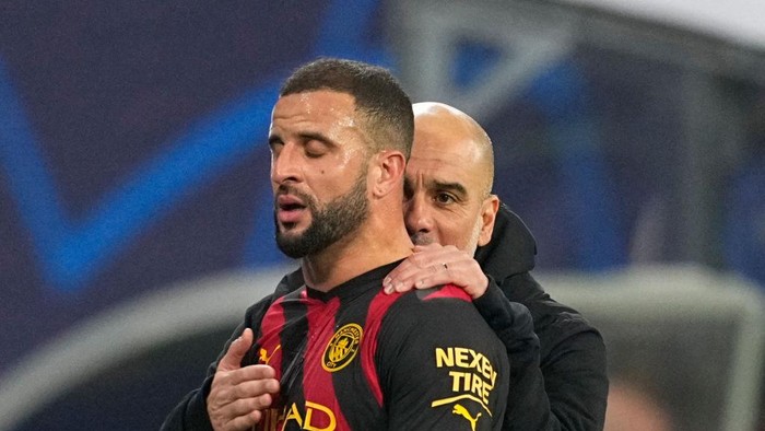 LEIPZIG, GERMANY - FEBRUARY 22: Kyle Walker of Manchester City and Pep Guardiola of Manchester City talk to each other during the UEFA Champions League round of 16 leg one match between RB Leipzig and Manchester City at Red Bull Arena on February 22, 2023 in Leipzig, Germany. (Photo by Ulrik Pedersen/DeFodi Images via Getty Images)