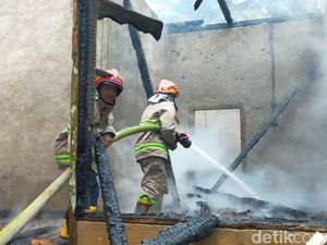 Tolak Diajak Berobat, ODGJ di Blitar Malah Bakar Rumah Sendiri Tolak Diajak Berobat, ODGJ di Blitar Malah Bakar Rumah Sendiri