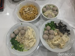Nikmatnya Makan Mie Yamin khas Bandung, Makin Lezat Pakai Potongan Babat