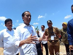 Momen Jokowi Becek-becekan Bagikan Sertifikat Tanah ke Warga Blora
