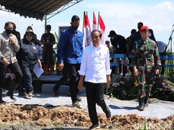 Serahkan Sertifikat HGB di Wonorejo Blora, Jokowi: 80 Tahun Kurang Ndak?