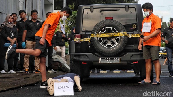 Polda Metro Jaya menggelar ekonstruksi kasus penganiayaan Mario Dandy Satriyo terhadap Cristalino David Ozora. Ini detik-detik reka ulang penganiayaannya.