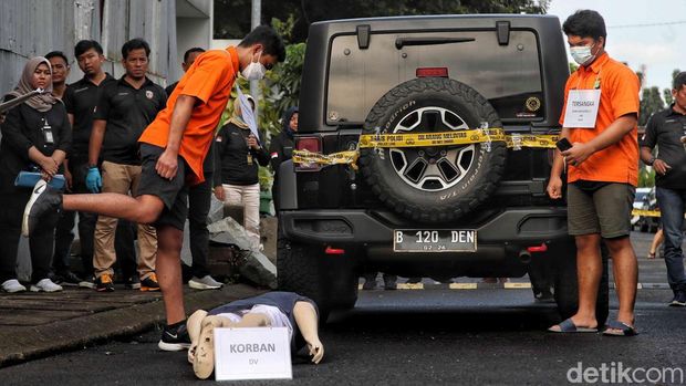 Polda Metro Jaya menggelar ekonstruksi kasus penganiayaan Mario Dandy Satriyo terhadap Cristalino David Ozora. Ini detik-detik reka ulang penganiayaannya.