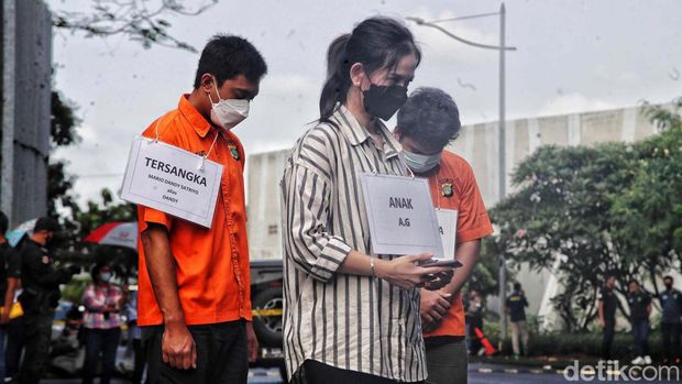 Polda Metro Jaya menggelar ekonstruksi kasus penganiayaan Mario Dandy Satriyo terhadap Cristalino David Ozora. Ini detik-detik reka ulang penganiayaannya.