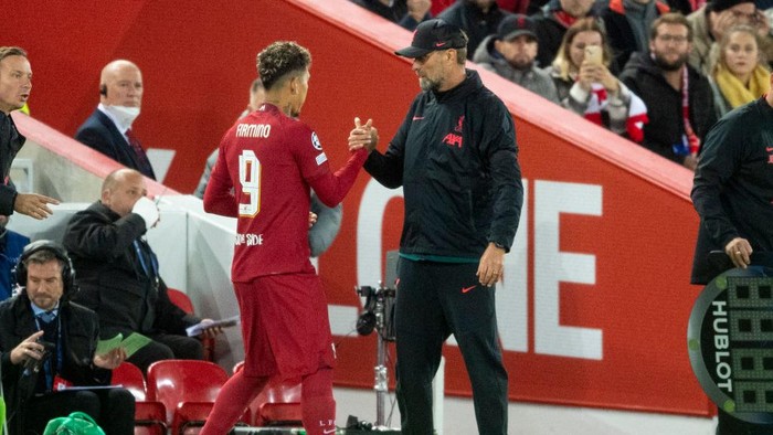 LIVERPOOL, ENGLAND - OCTOBER 04: Liverpool manager Jurgen Klopp with Roberto Firmino during a UEFA Champions League match between Liverpool and Rangers at Anfield, on October 04, 2022, in Liverpool, England. (Photo by Ross MacDonald/SNS Group via Getty Images)