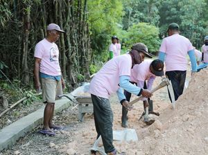 Relawan Srikandi Ganjar Beri Bantuan Pasir ke Warga Desa di Pati
