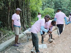 Relawan Srikandi Ganjar Beri Bantuan Pasir ke Warga Desa di Pati