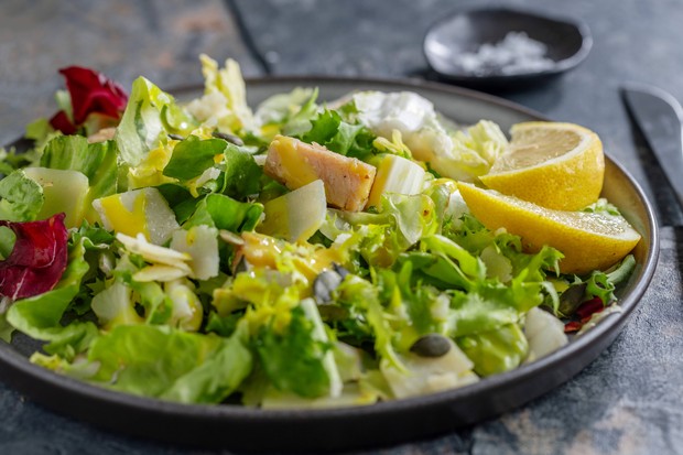 Salad dressing mengandung karbohidrat yang tinggi karena sauce yang digunakan