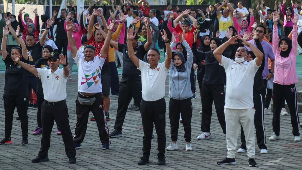 Salam Perpisahan, Zainudin Amali Senam Bersama Pegawai Kemenpora Salam Perpisahan, Zainudin Amali Senam Bersama Pegawai Kemenpora