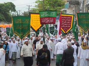 7 Adab Ziarah Kubur Sesuai Syariat, Tak Boleh Pakai Sandal 7 Adab Ziarah Kubur Sesuai Syariat, Tak Boleh Pakai Sandal