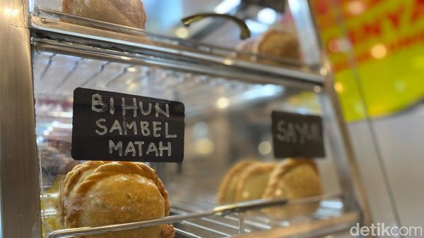 Pedas Mantap! Pastel Udang Balado dan Pastel Sambal Matah yang Buncit