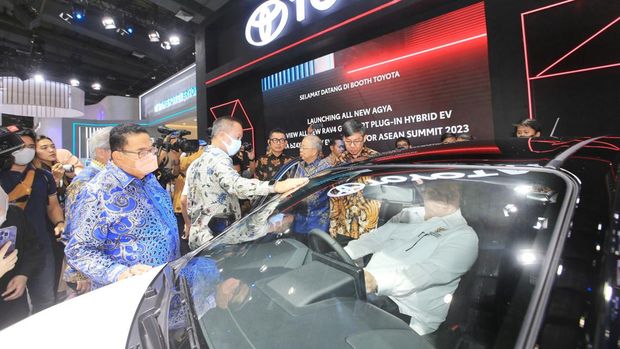 Menteri Koordinator bidang Perekonomian Airlangga Hartarto disaksikan Menteri Perindustrian Agus G. Kartasasmita (kedua kiri) didampingi jajaran direksi PT Toyota-Astra Motor (TAM) Anton Jimmi Suwandy (kanan) dan Fumitaka Kawashima (ketiga kanan) tengah merasakan kabin All New Toyota Agya GR Sport yang ditampikan TAM pada booth Toyota, usai membuka pameran otomotif Gaikindo Jakarta Auto Week (GJAW) 2023, di Jakarta Convention Center (JCC) Senayan, Jumat (10/3).