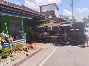 Hindari Pemotor, Truk Tabrak Rumah hingga Terguling di Godean