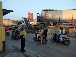 Truk Trailer Nyangkut di Flyover Cileungsi, Lalin Arah Jakarta Macet