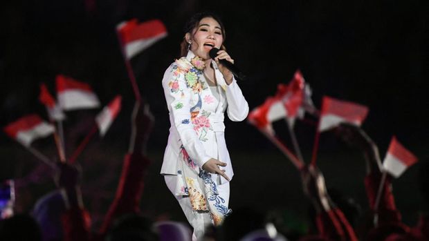 Via Vallen Via Vallen performs during the opening ceremony of the 2018 Asian Games at the Gelora Bung Karno main stadium in Jakarta on August 18, 2018. (Photo by Jewel SAMAD / AFP)