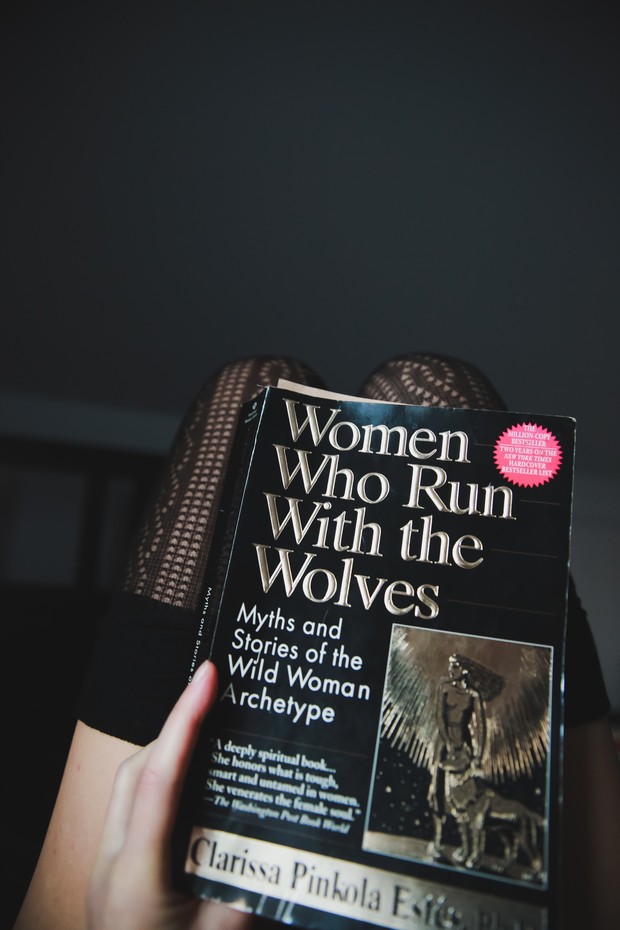 Buku Women Who Run with the Wolves karya Clarissa Pinkola Estés.