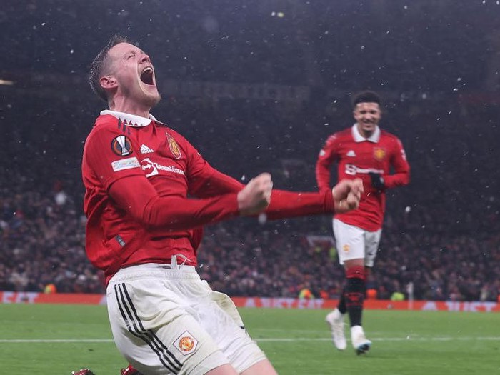 MANCHESTER, ENGLAND - MARCH 09: Wout Weghorst of Manchester United celebrates scoring their fourth goal during the UEFA Europa League round of 16 leg one match between Manchester United and Real Betis at Old Trafford on March 09, 2023 in Manchester, England. (Photo by Matthew Peters/Manchester United via Getty Images)