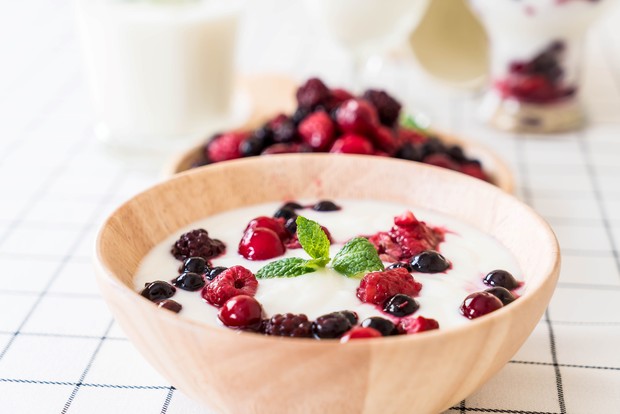 Yogurt dengan varian rasa memiliki jumlah karbohidrat yang lebih tinggi dibanding dengan rasa plain