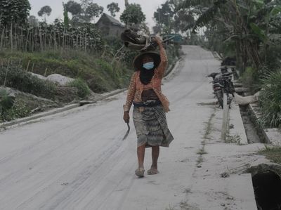 Aktivitas Warga Lereng Merapi Normal Meski Tertutup Abu Vulkanik