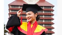 Selamat! 6 Senyum Amel Carla Resmi Bergelar Sarjana Hukum UI