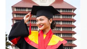 Selamat! 6 Senyum Amel Carla Resmi Bergelar Sarjana Hukum UI