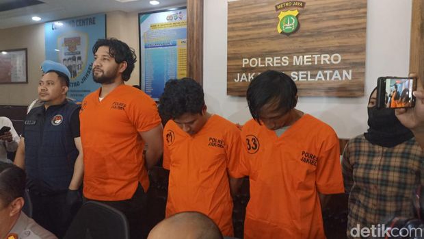 Ammar Zoni Ditangkap Gegara Sabu: Awal Mula hingga Tersangka Artis Ammar Zoni ditangkap karena narkoba bersama dua orang lainnya . Ia positif menggunakan narkoba jenis sabu dan telah ditetapkan sebagai tersangka.