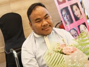 Bahagianya Desainer Disabilitas Rahmat, Karya Busana Muslimnya Tampil di IHW