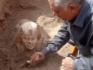 Arkeolog Temukan Patung Sphinx Tersenyum di Mesir